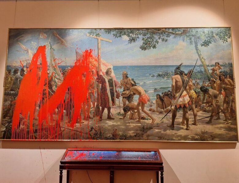 Активістки облили картину про Колумба в Мадриді