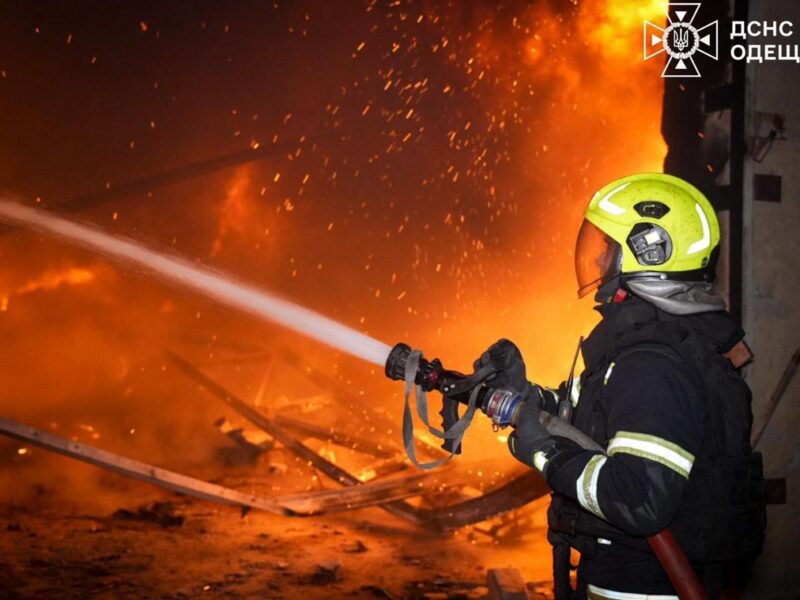 Атака на Одещину: спалахнули масштабні пожежі