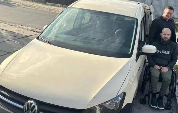 Благодійники передали авто ветерану з інвалідністю