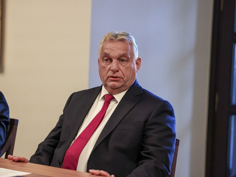 Блокування та суверенітет. Конфлікти з Угорщиною