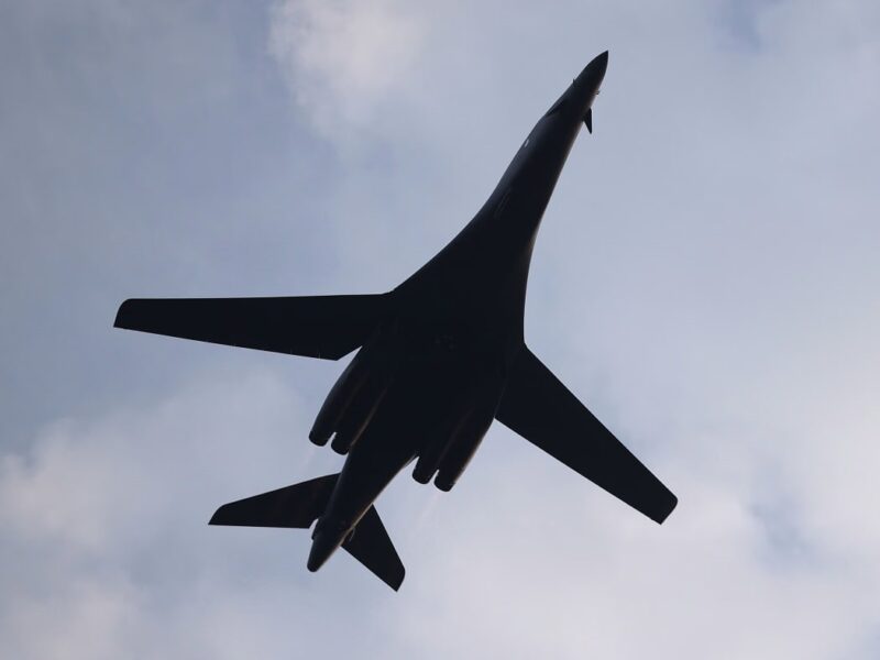 Бомбардувальники напоготові: Трамп заявив про наземну операцію у Венесуелі