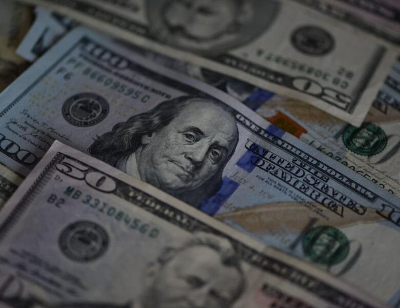 Долар досяг двомісячного максимуму на тлі проблем в інших валют
