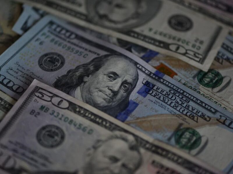 Долар досяг двомісячного максимуму на тлі проблем в інших валют