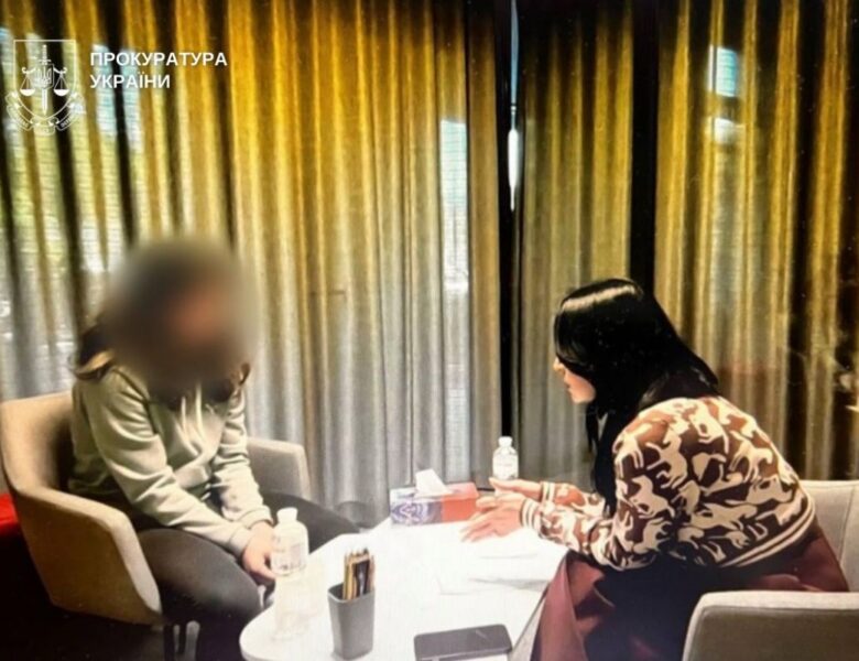 Допомагала ґвалтувати власну доньку: судитимуть жінку та її співмешканця