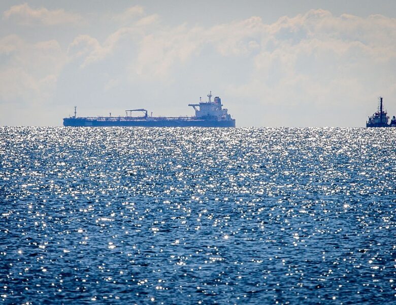 Другий танкер із нафтою РФ застряг у морі після санкцій США