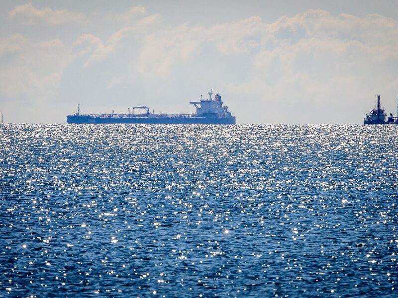 Другий танкер із нафтою РФ застряг у морі після санкцій США