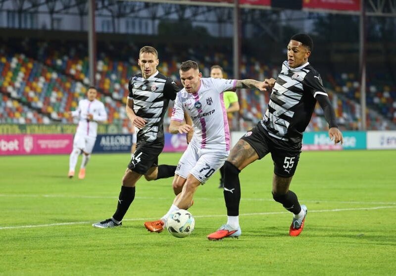 Епіцентр приймав Зорю і дав їй можливість забити двічі