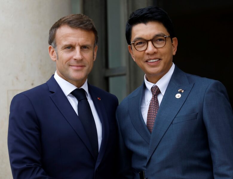 Франція евакуювала президента Мадагаскару через військовий переворот