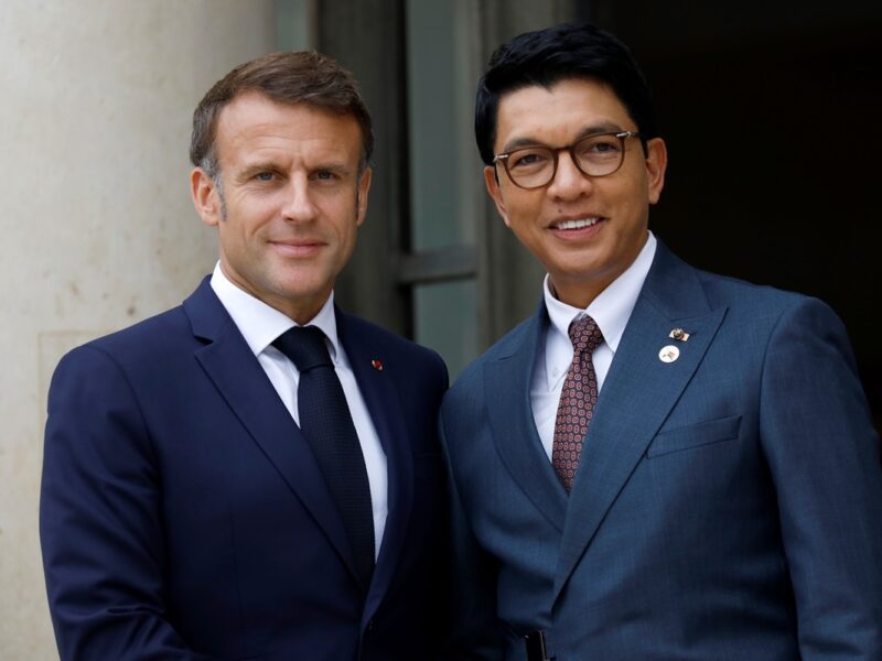 Франція евакуювала президента Мадагаскару через військовий переворот