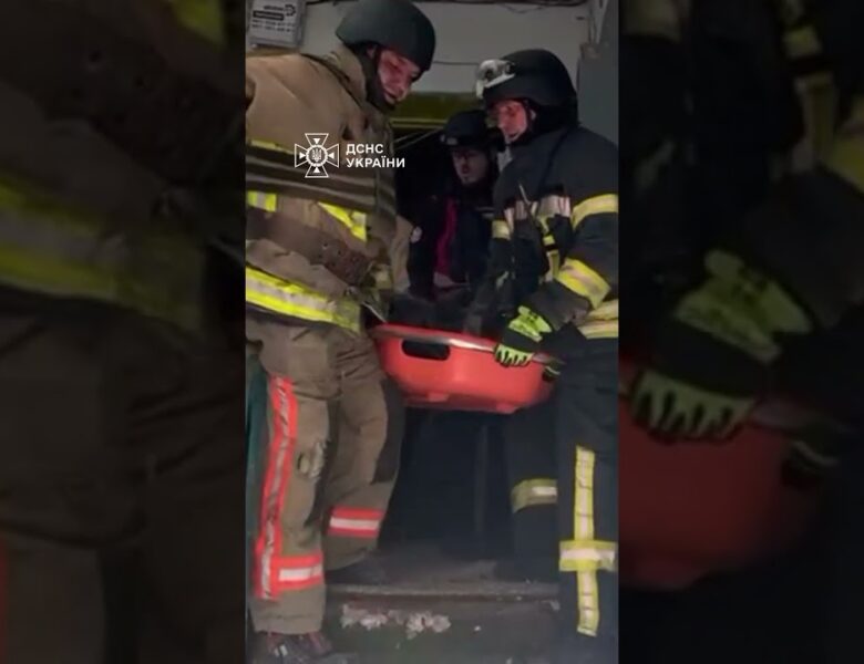 Кадри з деблокування з-під завалів тіло літнього чоловіка з будинок у Запоріжжі