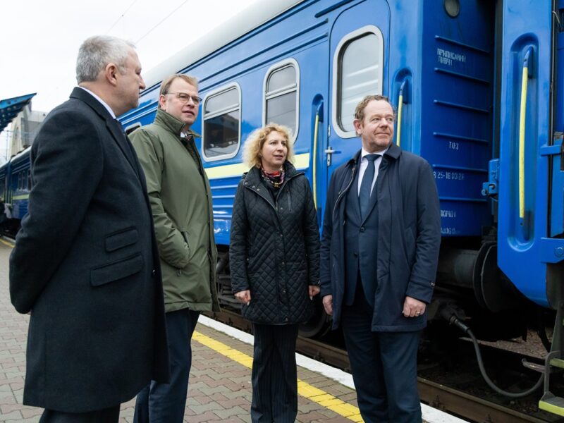 Голова МЗС Нідерландів прибув в Україну