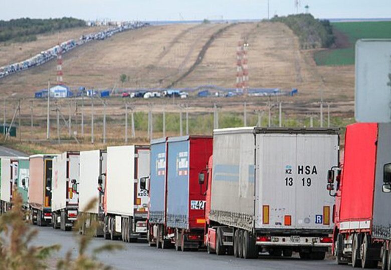 Казахстан блокує фури до Росії, шукаючи підсанкційні товари