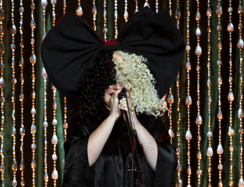 Колишній чоловік Sia вимагає від співачки понад $250 тисяч щомісяця