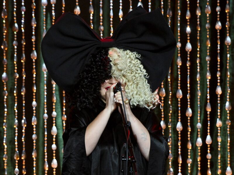 Колишній чоловік Sia вимагає від співачки понад $250 тисяч щомісяця