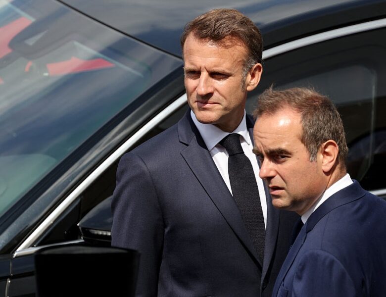 Макрон дав завдання премʼєру Франції, який подав у відставку