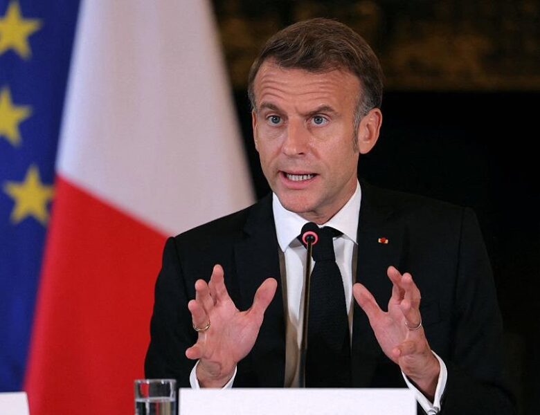 Макрон відмовився складати повноваження президента