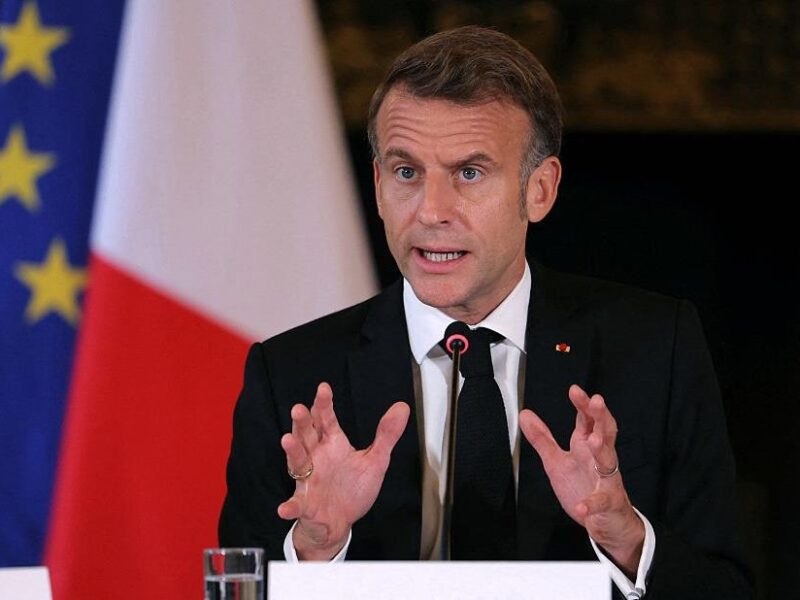 Макрон відмовився складати повноваження президента