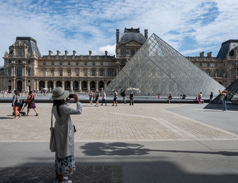 Музей Лувр пограбували в Парижі