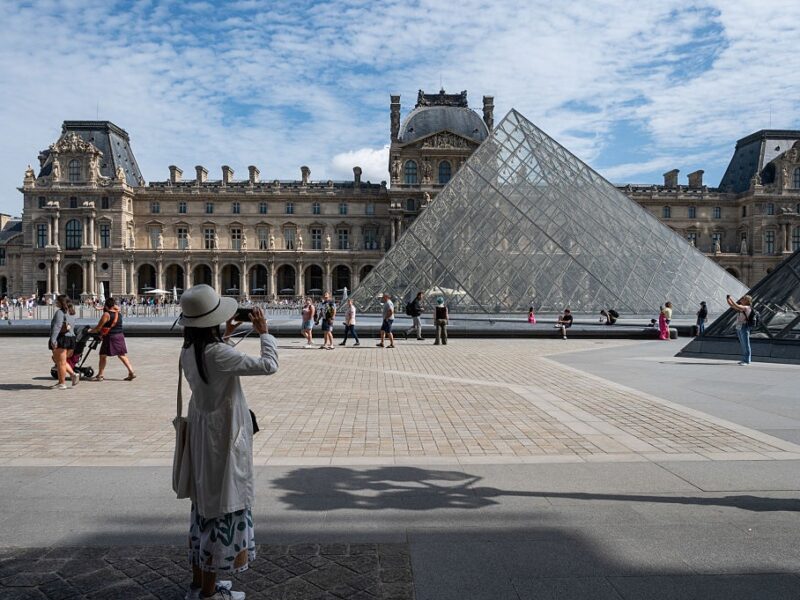 Музей Лувр пограбували в Парижі