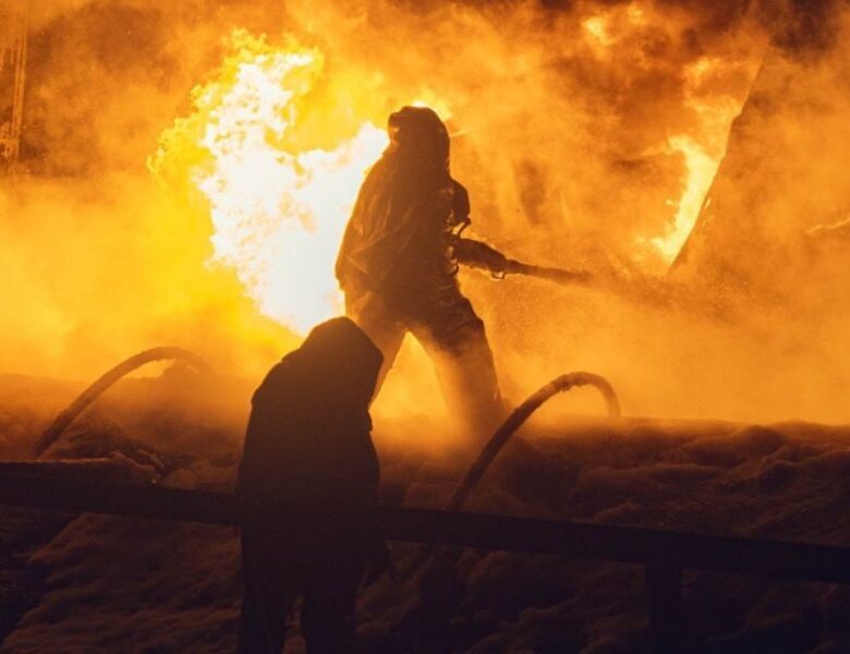 На Дніпропетровщині після обстрілів горять АТБ і багатоквартирний будинок