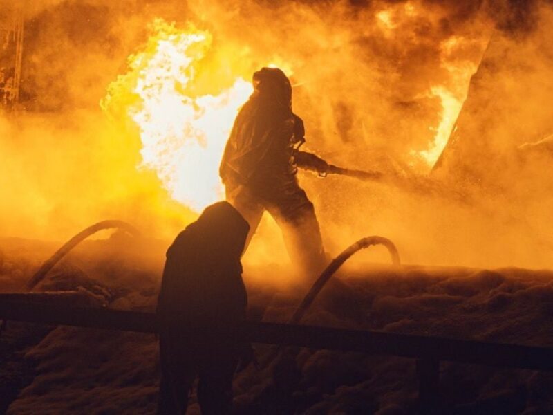 На Дніпропетровщині після обстрілів горять АТБ і багатоквартирний будинок