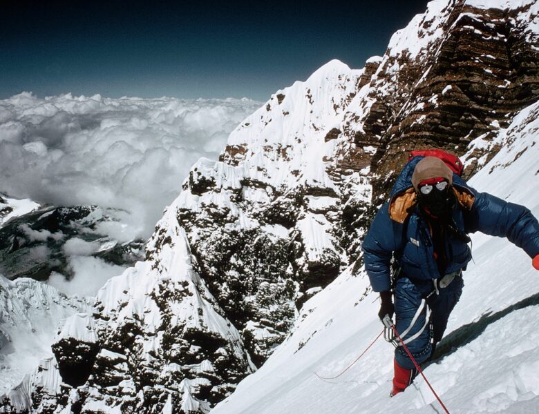На Евересті застрягли близько тисячі туристів