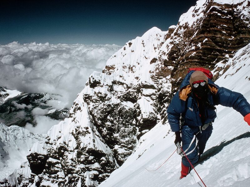 На Евересті застрягли близько тисячі туристів