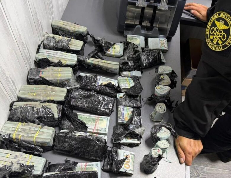 На кордоні знайшли майже $1 млн під капотом авто