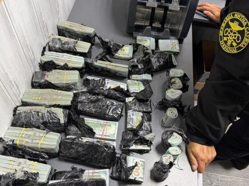 На кордоні знайшли майже $1 млн під капотом авто