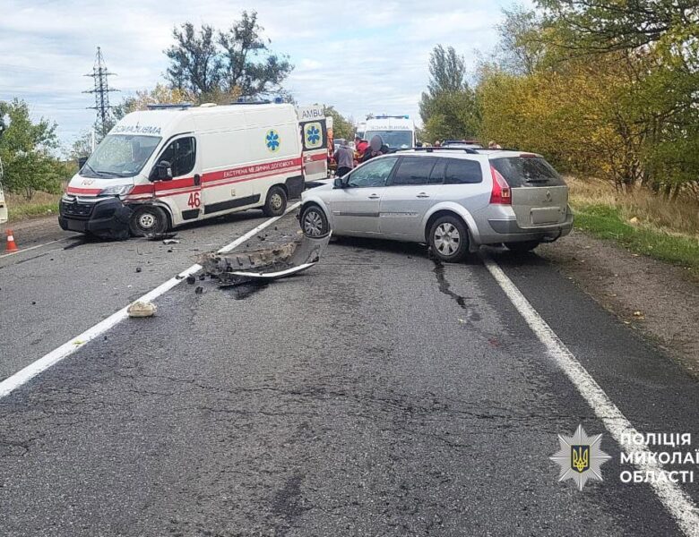 На Миколаївщині зіткнулися легковик та “швидка”: є постраждалі