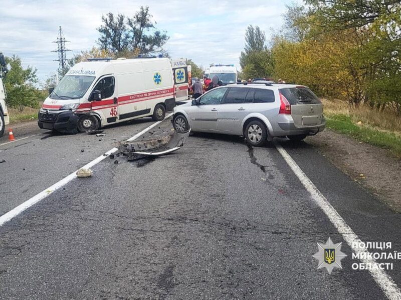 На Миколаївщині зіткнулися легковик та “швидка”: є постраждалі