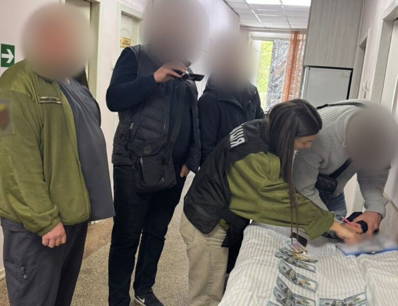 На Одещині військового медика спіймали на хабарі