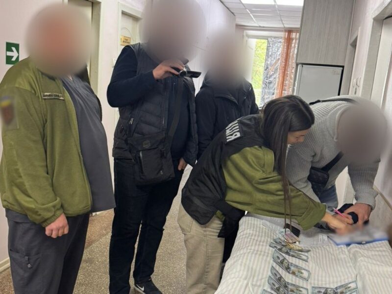 На Одещині військового медика спіймали на хабарі