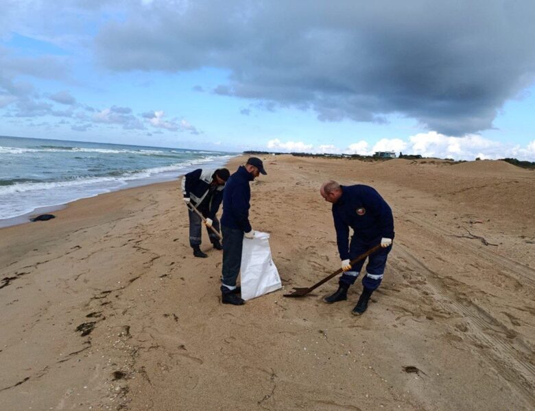 На пляжах Анапи з’явилися нові викиди мазуту