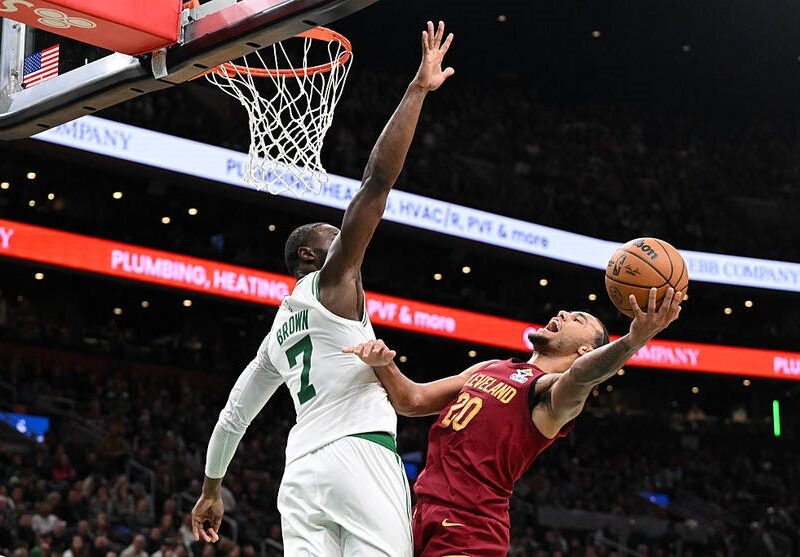 НБА: Лейкерс вирвали перемогу на останніх секундах