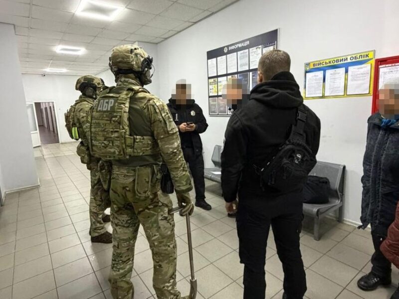 Ни Київщині поліціянт “кришував” наркобізнес за $10 тисяч