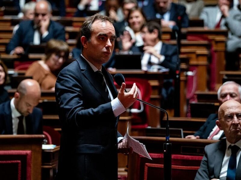 Новий уряд Франції пережив два вотуми недовіри