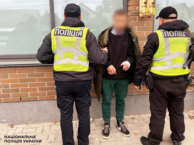 Під Києвом чоловік із ножем напав на 16-річну дівчину