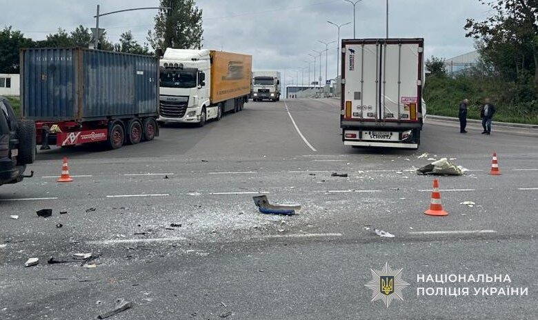 Під Львовом маршрутка зіткнулася з вантажівкою: є постраждалі