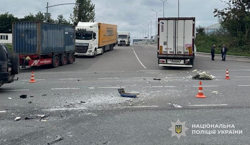 Під Львовом маршрутка зіткнулася з вантажівкою: є постраждалі