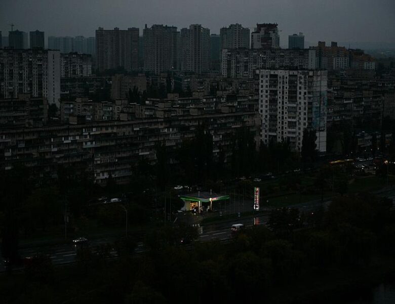 По всій Україні задіяли аварійні відключення