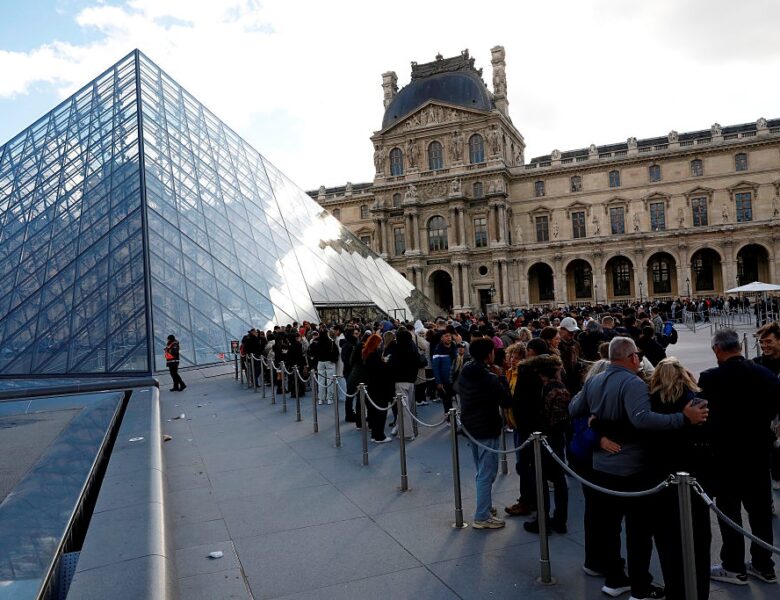 Пограбування Лувру: стали відомі подробиці затримання підозрюваних