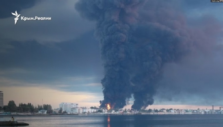 Пожежа на нафтобазі у Феодосії: дим розтягнувся на 12 км