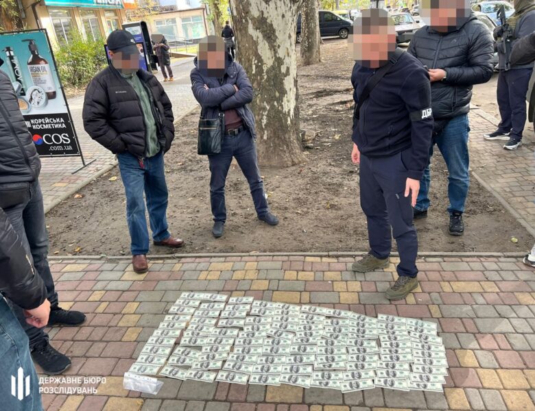 Правоохоронця й військового затримали за допомогу ухилянтам