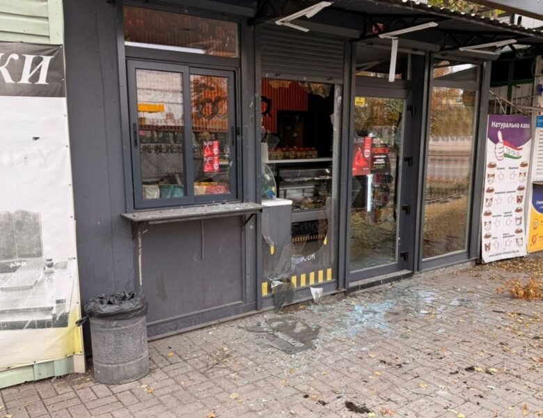 РФ вдарила FPV-дронами по Нікополю, є загибла та поранений