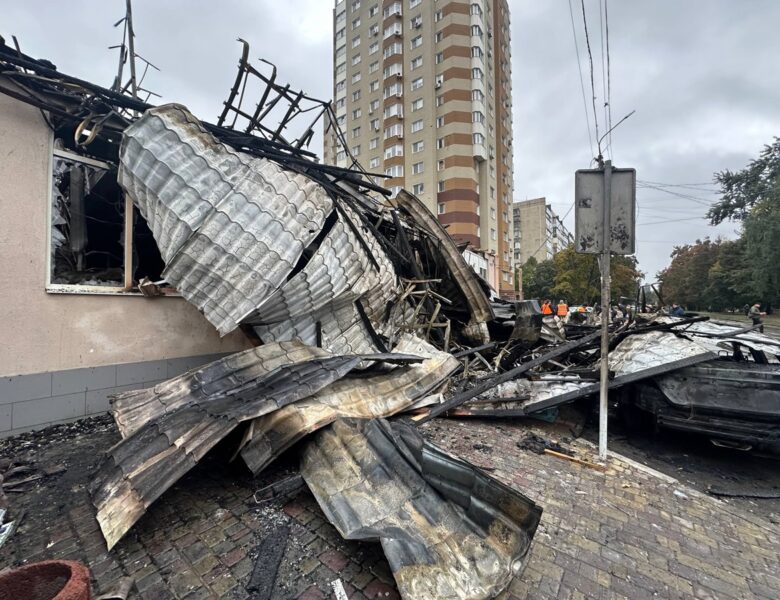 РФ вдарила по Броварах, є руйнування