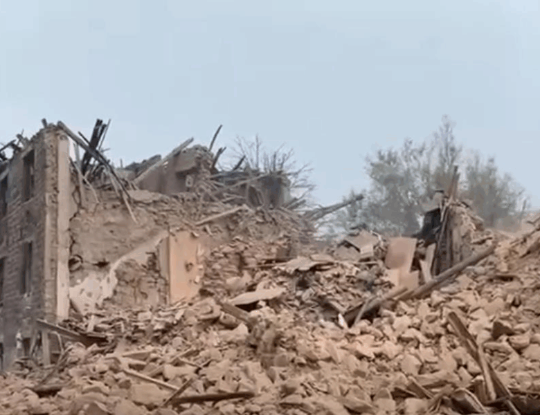 Росіяни скинули бомбу на багатоповерхівку у Костянтинівці