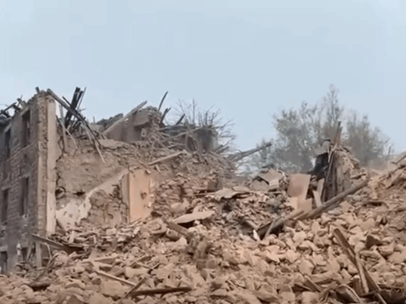 Росіяни скинули бомбу на багатоповерхівку у Костянтинівці