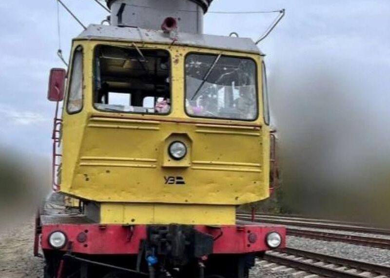 Росіяни вдарили по залізниці у Чернігові: поранено машиніста