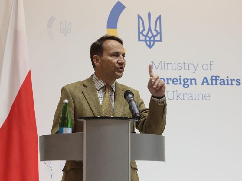 Сікорський прибув з візитом в Україну